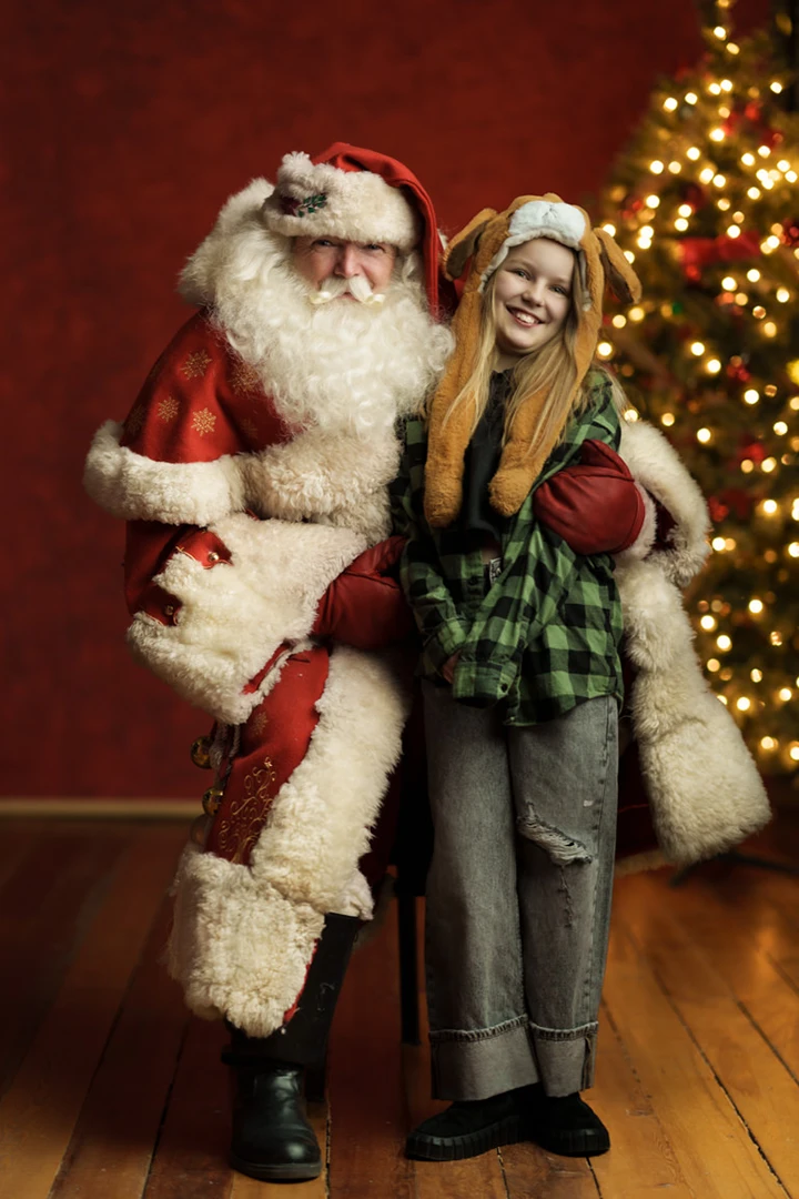 small girl posing with Santa - Calgary mini sessions