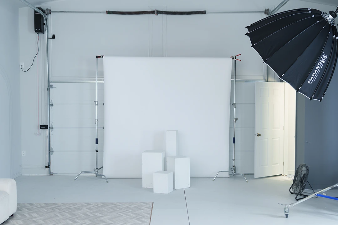 white background with posing boxes, and washroom - Photography studio for rent in Calgary