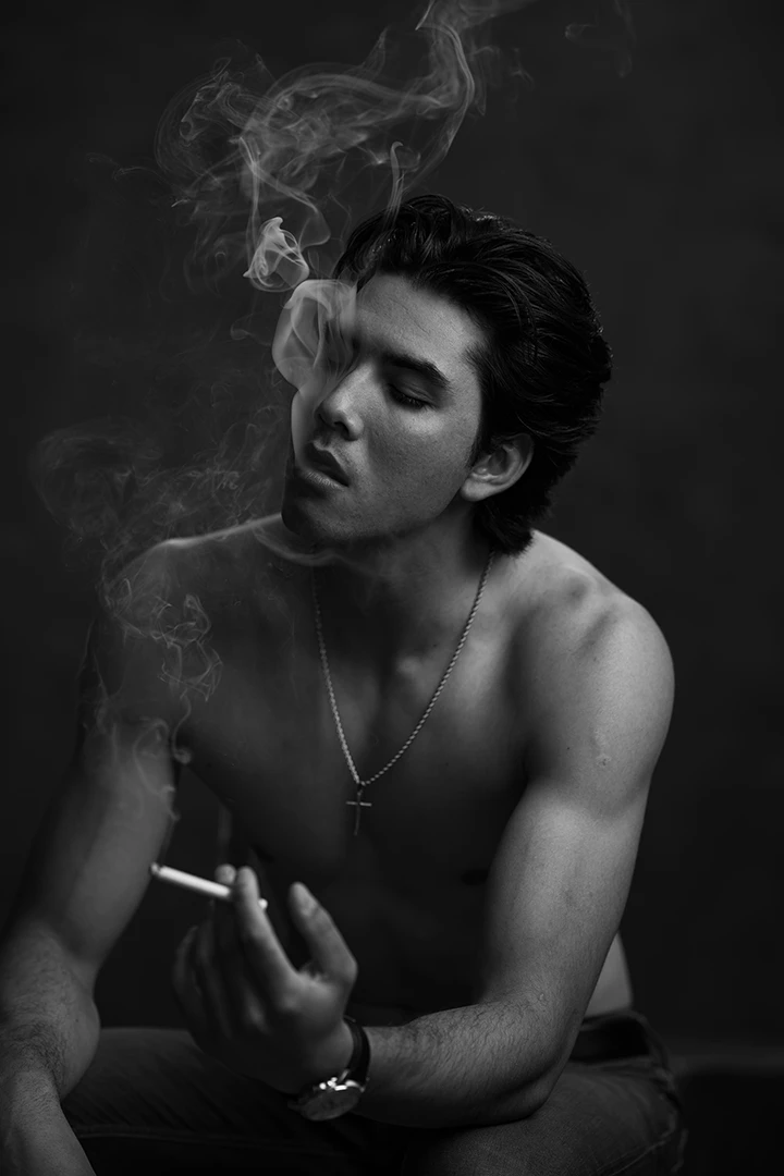 model smoking - black and white portrait - photo studio