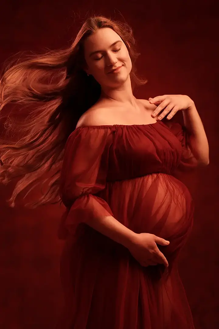 painterly style maternity photo shoot at maternity photo studio