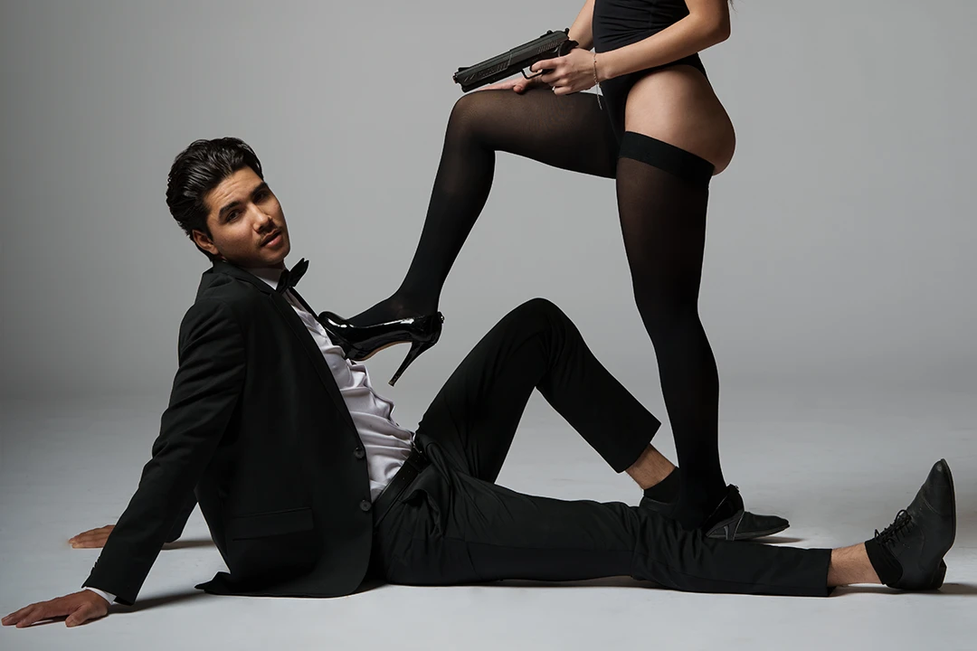 bond style pose - couples photo studio